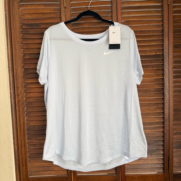 🌟NWT Nike Women's Light Blue Training Top - Picture 2 of 4